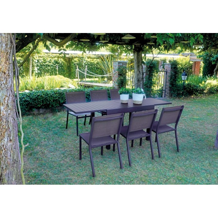 Tavolo da giardino marrone con sedie in giardino.