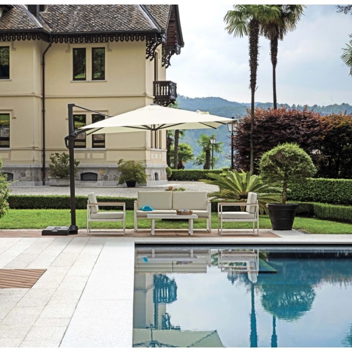 Elegante ombrellone a braccio che ombreggia un salotto a bordo piscina.