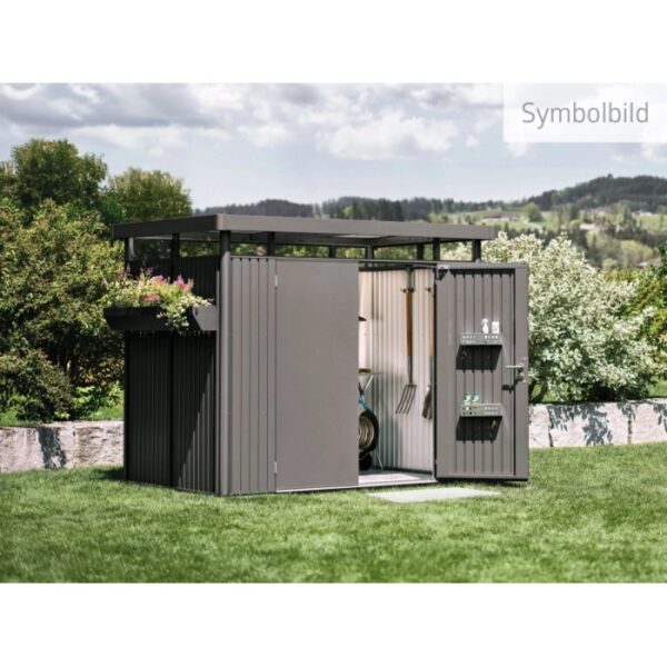 Casetta attrezzi Biohort HighLine grigio scuro metallizzato con porta singola aperta, attrezzi, fioriera in giardino.