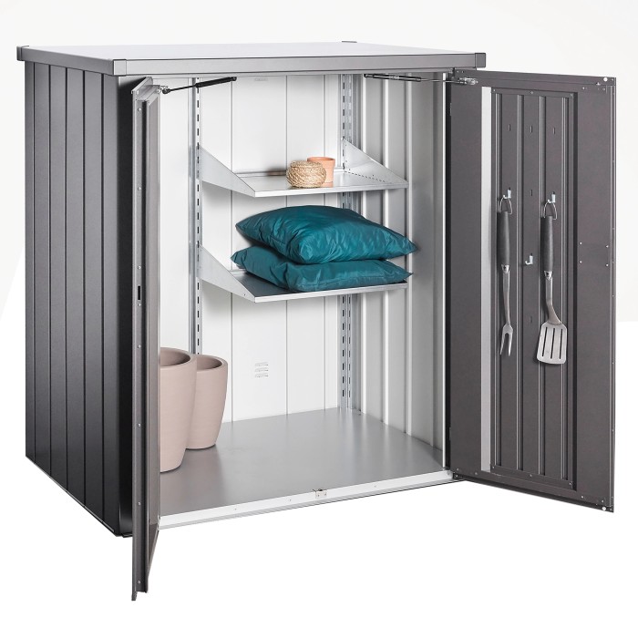 Armadio da terrazza Biohort Romeo Gr. L aperto, grigio scuro, con ripiani e accessori.