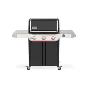 Barbecue a gas Weber nero con tre bruciatori e tavolini laterali.