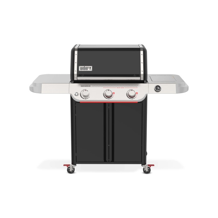 Barbecue a gas Weber nero con tre bruciatori e tavolini laterali.