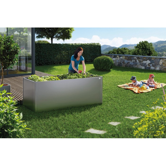Aiuola rialzata in metallo Biohort grigio scuro con piante in giardino, 77x102x102 cm.