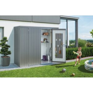 Armadio da giardino Biohort Gr. 230, grigio quarzo metallizzato, con ante aperte e accessori in giardino.