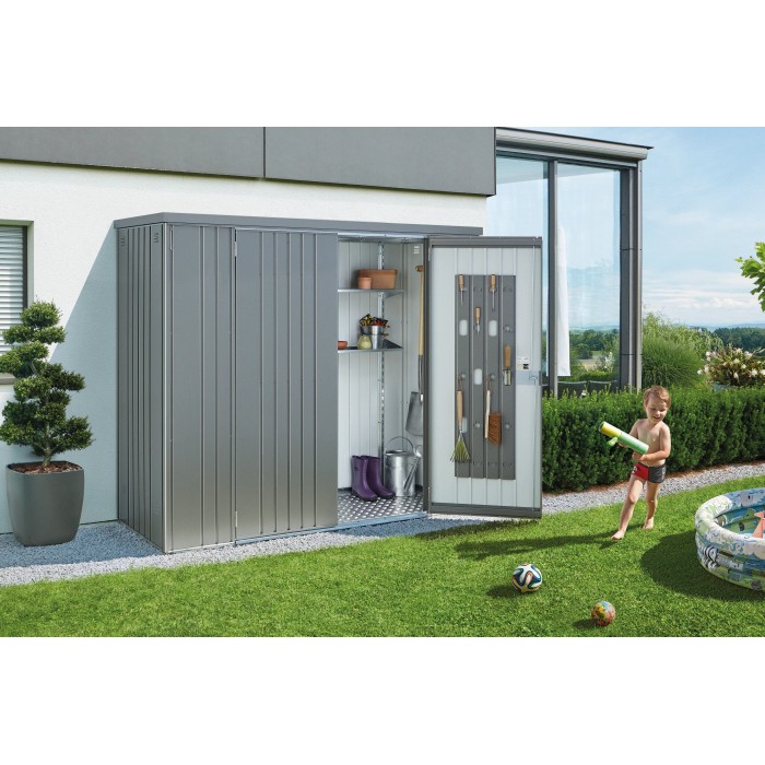 Armadio da giardino Biohort Gr. 230, grigio quarzo metallizzato, con ante aperte e accessori in giardino.