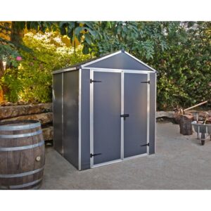 Casetta da giardino Palram Rubicon antracite, 154x185 cm, con doppia porta in un contesto di giardino.