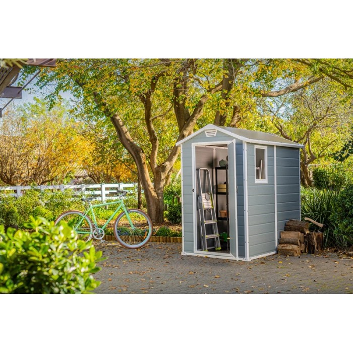 Casetta da giardino in plastica Keter grigia (2,17 m²) con porta aperta, scala e bicicletta in giardino.