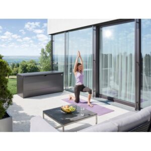 Biohort Stylebox 170 in grigio scuro metallizzato su terrazza con donna che fa yoga.