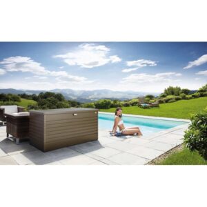 Biohort FreizeitBox 160 in bronzo metallizzato accanto a piscina e mobili da giardino.