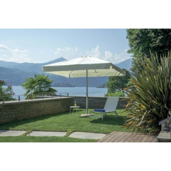 Ombrellone da mercato quadrato t.b.t. chiaro in giardino con lettino e vista lago.