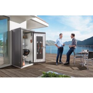 Armadio da giardino Biohort taglia 90 in grigio quarzo metallizzato con grill e accessori su terrazza.