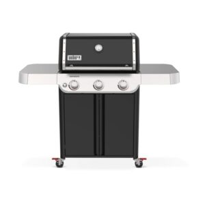 Barbecue a gas nero Weber per grigliate con tavoli laterali e mobile.