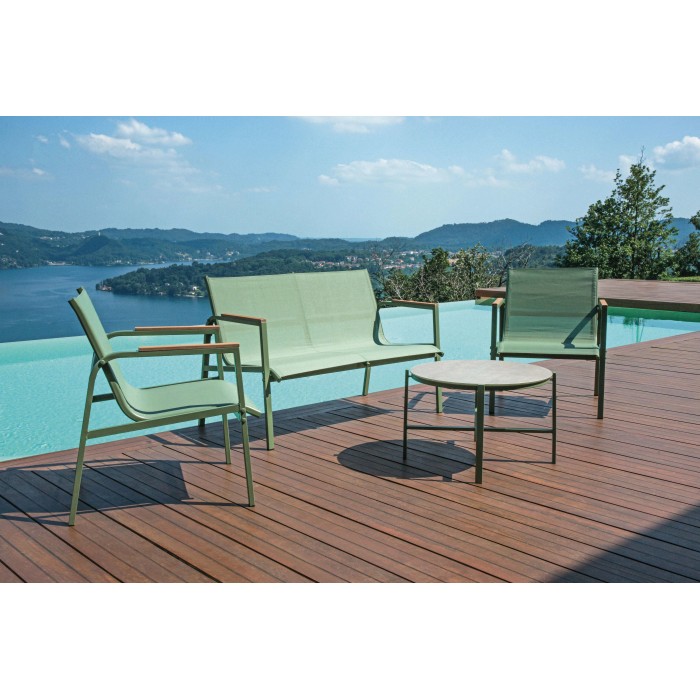 Set mobili da giardino t.b.t. con divano, sedie e tavolo su terrazza in legno.