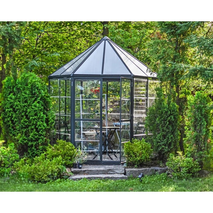 Serra esagonale Palram Canopia Oasis (2.5x2.1m) con doppia porta e finestra a lamelle in giardino.