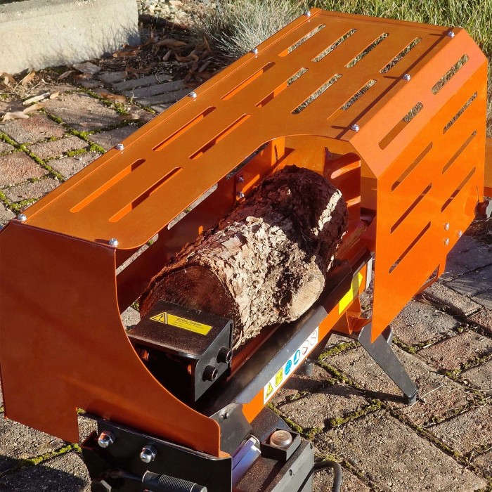 Spaccalegna arancione con ceppo sotto protezione.