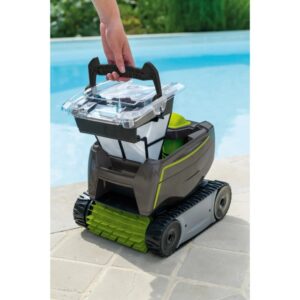 Robot piscina Zodiac Tornax GT2120 con cestello filtro aperto e mano sulla maniglia.