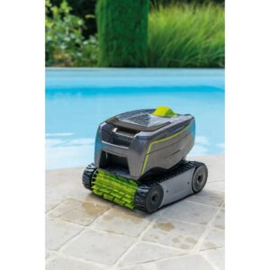 Robot piscina Zodiac Tornax GT2120 grigio/verde con spazzole e cingoli davanti alla piscina.