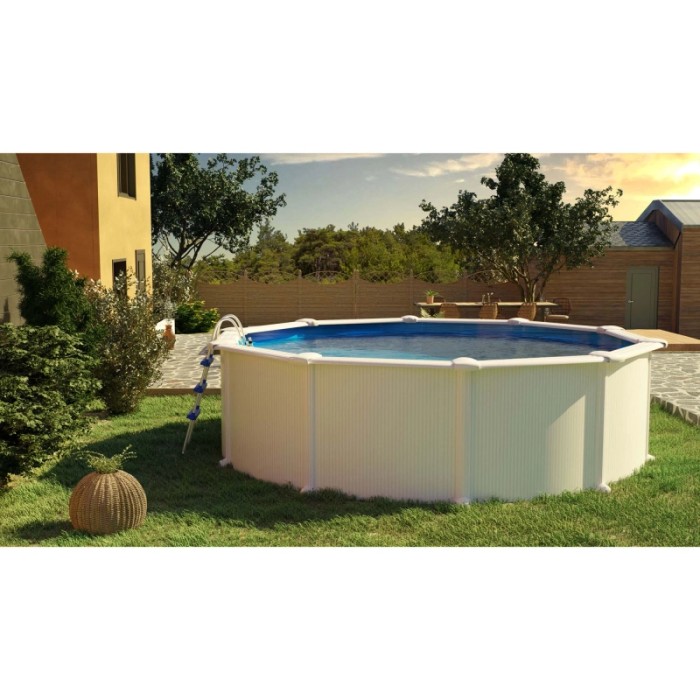 Piscina rotonda Gre Fidji con pareti in acciaio (Ø 350 cm) bianca con scaletta in giardino.