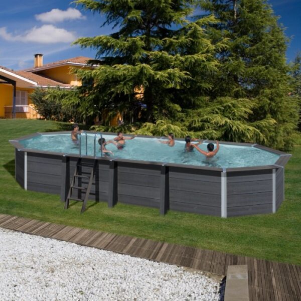 Piscina ovale Gre Composite Avantgarde (804x386x124 cm) con bambini che giocano in giardino.