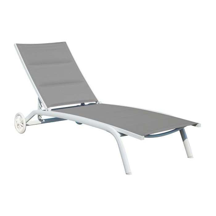 Lettino prendisole t.b.t. grigio con ruote e struttura bianca. Relax in giardino.
