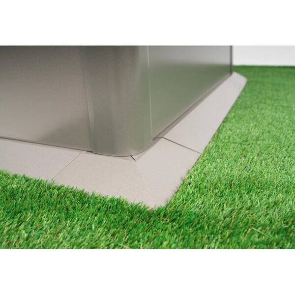 Bordo Biohort L200 in grigio quarzo metallizzato su aiuola rialzata su prato.