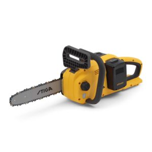 Motosega a batteria Stiga CS 300e gialla con batteria e lama. Ideale per il giardinaggio.