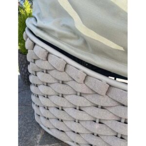 Dettaglio di un lettino prendisole t.b.t. beige con design intrecciato e copertura.