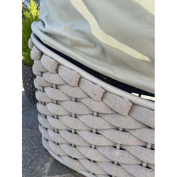 Dettaglio di un lettino prendisole t.b.t. beige con design intrecciato e copertura.