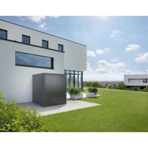 Armadio da esterno Biohort Large, grigio scuro metallizzato, davanti a casa moderna su prato.