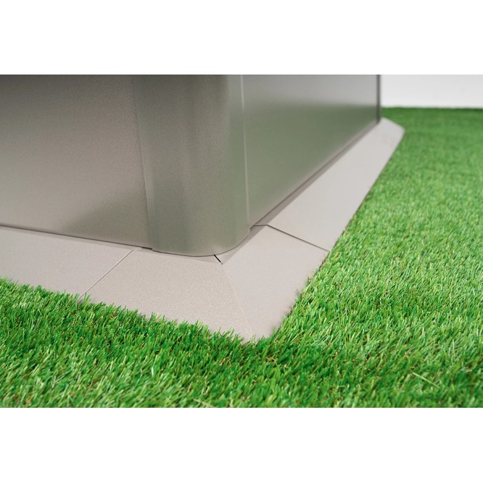 Bordo per aiuola rialzata Biohort L150 grigio quarzo metallizzato su prato.