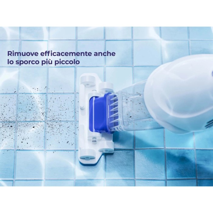 Pulitore per piscina senza fili Gre Electric Vac bianco durante la pulizia di una piscina.