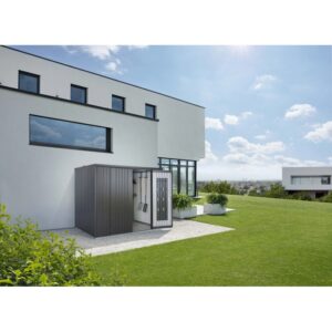 Armadio da esterno Biohort Large grigio scuro metallizzato davanti a una casa moderna. Tanto spazio per giardino e terrazza.