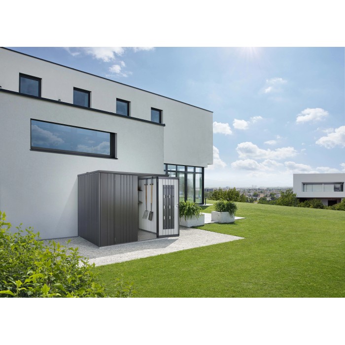 Armadio da esterno Biohort Large grigio scuro metallizzato davanti a una casa moderna. Tanto spazio per giardino e terrazza.