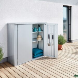 Armadio da terrazza Biohort Romeo Gr. M argentato con anta aperta su una terrazza. Armadio da giardino con ripiani.
