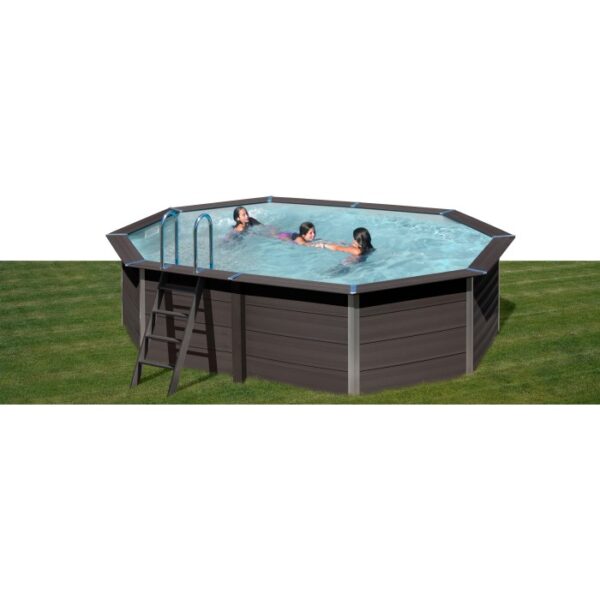 Piscina ovale Gre Composite Avantgarde (524x386x124 cm) con scaletta e bagnanti in giardino.