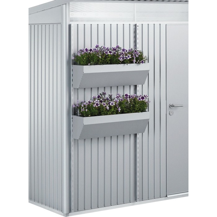 Biohort FloraBoard color argento metallizzato su casetta da giardino con due fioriere piantumate.