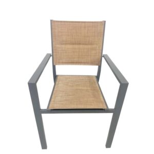 Sedia da giardino t.b.t. con braccioli, struttura grigia e rivestimento in tessuto beige.