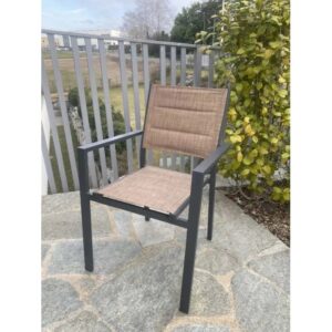 Sedia da giardino t.b.t. con rivestimento in tessuto marrone e struttura in metallo grigio.