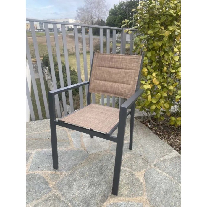Sedia da giardino t.b.t. con rivestimento in tessuto marrone e struttura in metallo grigio.