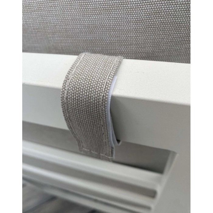 Dettaglio di una fascia tessile su un set di mobili da giardino.
