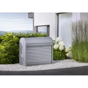Box da giardino Biohort StoreMax 120 color argento metallizzato davanti a muro di casa e giardino.