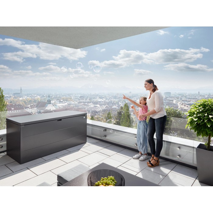 Biohort Stylebox 140 in grigio scuro metallizzato su terrazza con famiglia e bolle di sapone.