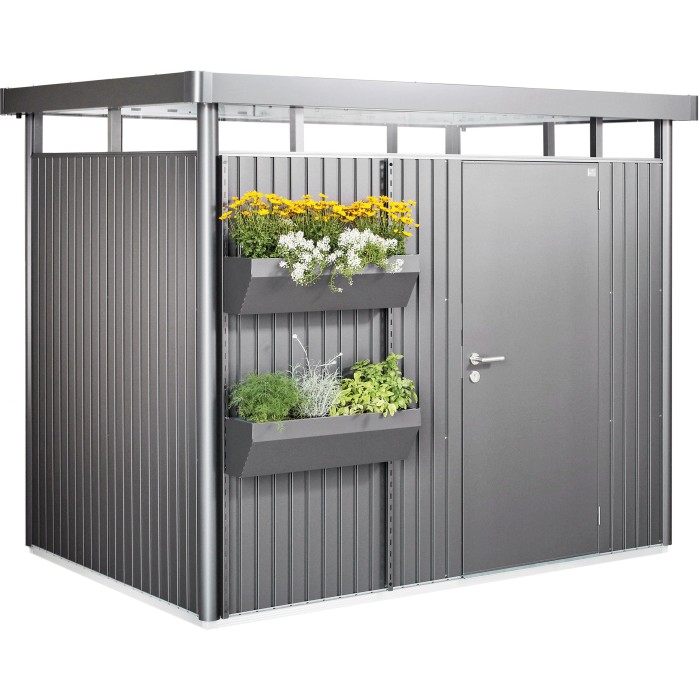 Biohort FloraBoard Grigio quarzo-metallizzato su casetta da giardino con fioriere e piante.
