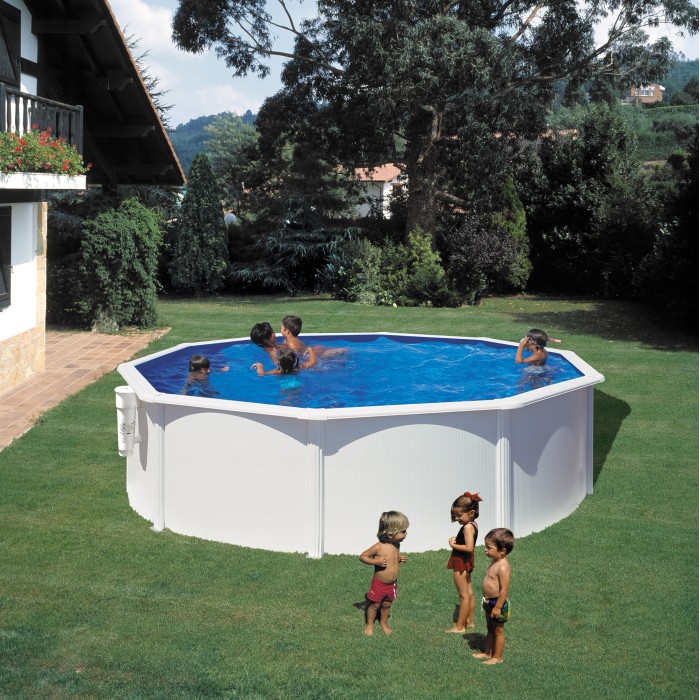 Piscina ovale Gre Pool Bora Bora, Ø 460 cm, alta 120 cm, bianca, con bambini che giocano in giardino.