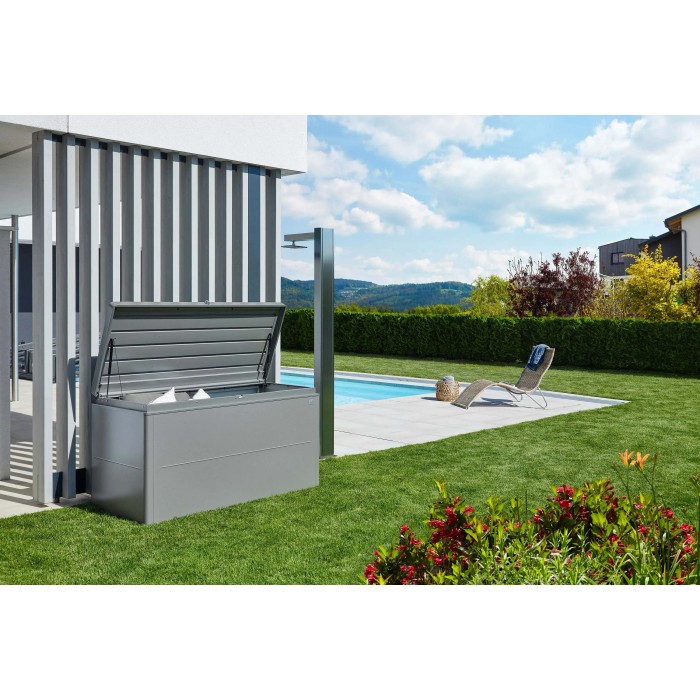 Biohort LoungeBox 160 aperta in grigio quarzo metallizzato in giardino vicino alla piscina. Box universale.