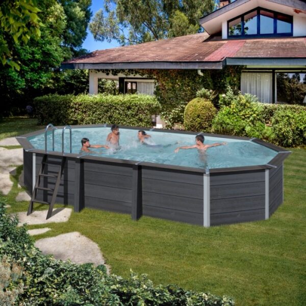 Piscina ovale Gre Composite Avantgarde (664x386x124 cm) con persone che nuotano in giardino.