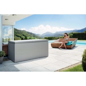 Biohort LoungeBox 200, grigio quarzo metallizzato, su terrazza a bordo piscina. Box universale per giardino e tempo libero.