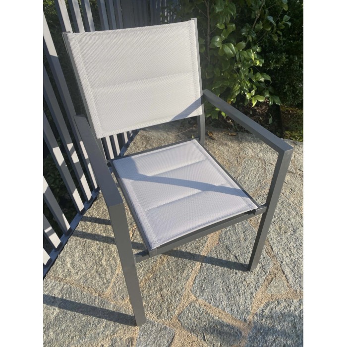Sedia da giardino t.b.t. grigia con rivestimento in tessuto per terrazza e giardino.