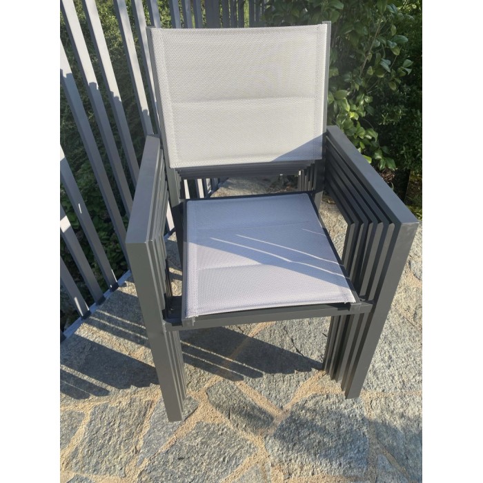 Sedia da giardino t.b.t. grigia con rivestimento in tessuto per esterni.