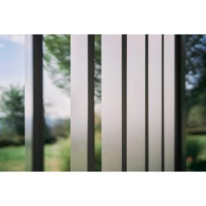 Pannello laterale a lamelle Biohort in grigio quarzo metallizzato per coperture per patio, vista dettaglio.